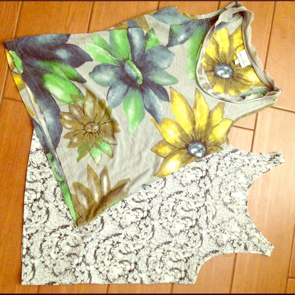 Set of 2 Boutique Floral 🌼 Tank Tops size Small
